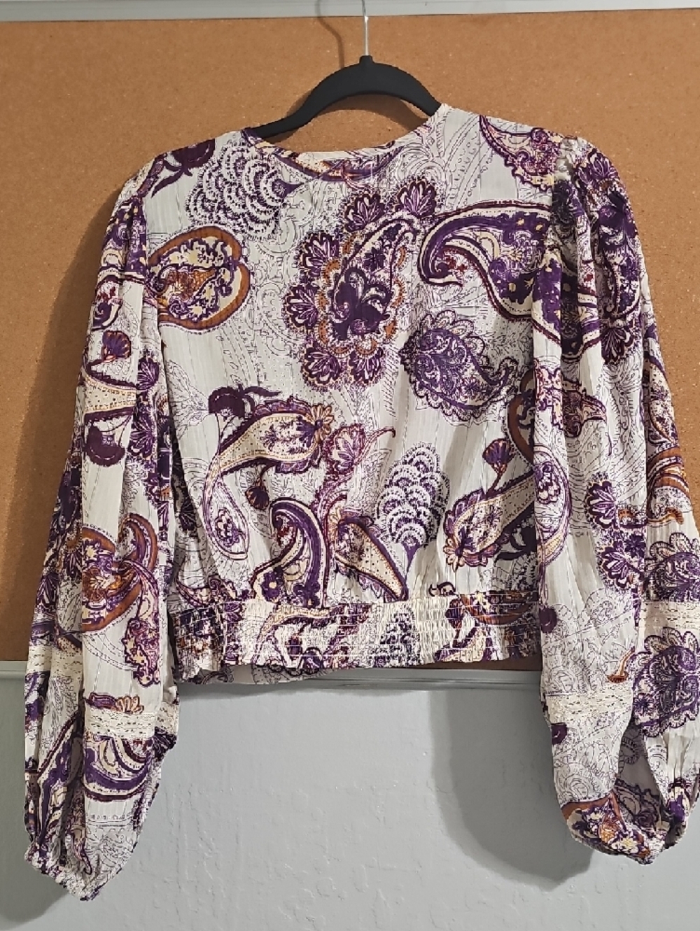 Cropped V-Neck Paisley Blouse in Purple and Cream - Picture 4 of 7